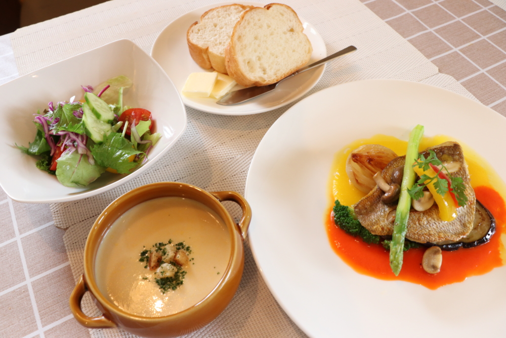 grill＆pasta　Eyrangere　(エトランジェール)　ランチ　鯛のポワレ　２種のパプリカソース